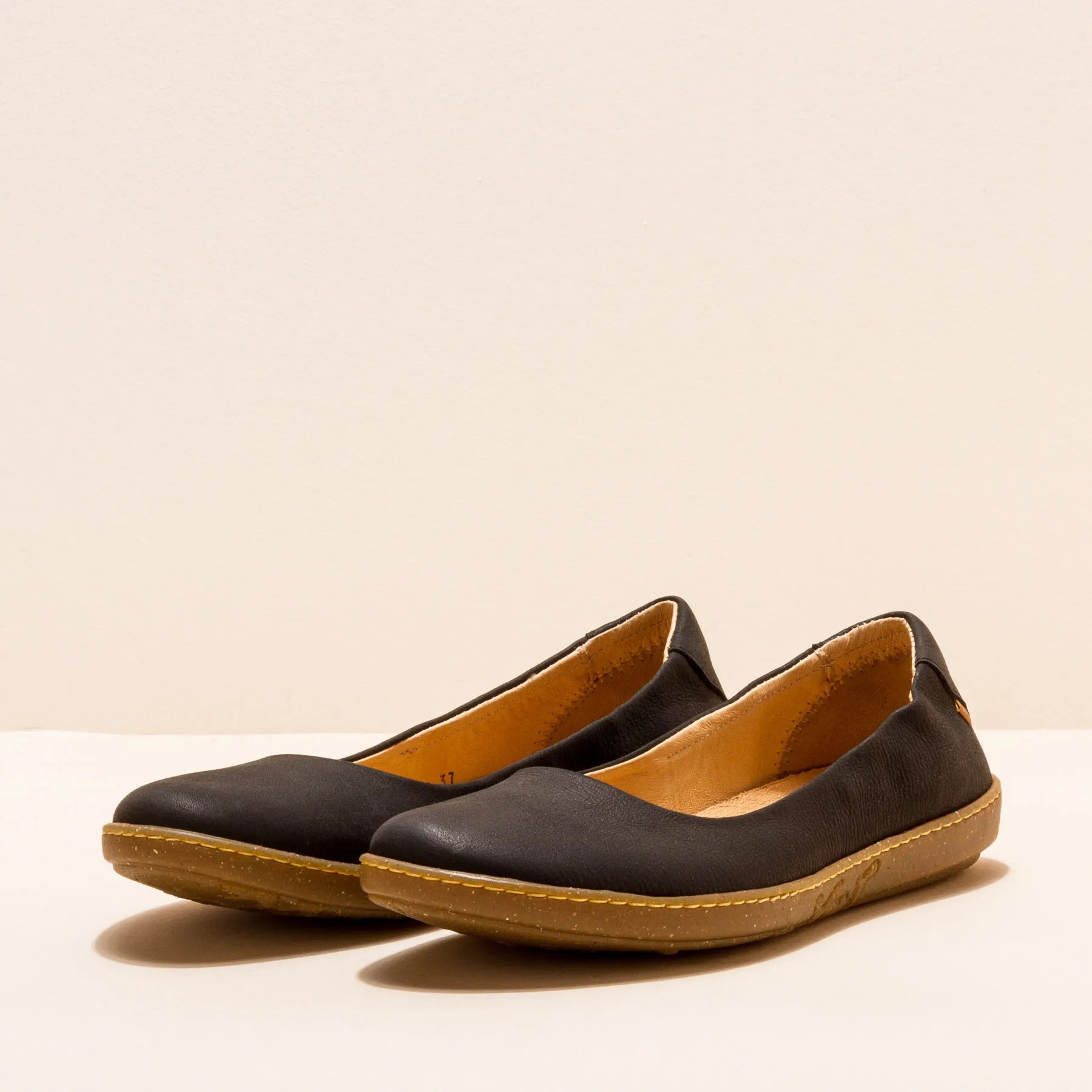 El Naturalista 5300 Coral Black – Tanda Shoes